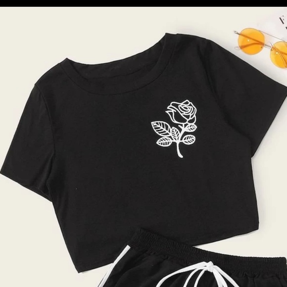 ROMWE Tops - 🎉 4/$20 Black rose tee